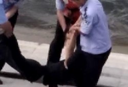 爆料男子溺水视频,网友直呼太惊险