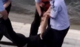 爆料男子溺水视频,网友直呼太惊险