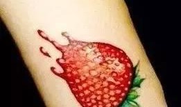 腿上有纹身的女网红吃瓜,揭秘娱乐圈背后的秘密